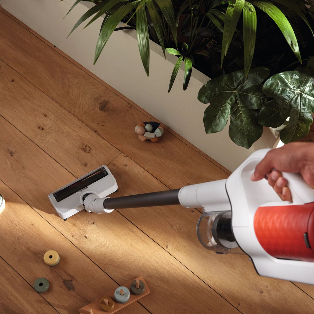 Miele - Duoflex HX1 Cordless Stick Vacuum Cleaner in Brilliant White / Terra Red - 41QLL030USA