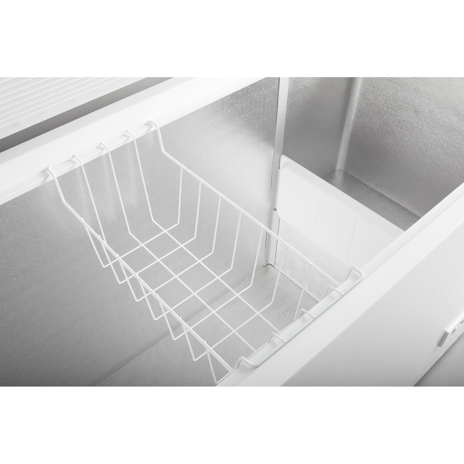 Amana - 16 cu. Ft Chest Freezer in White - AZC5216LW