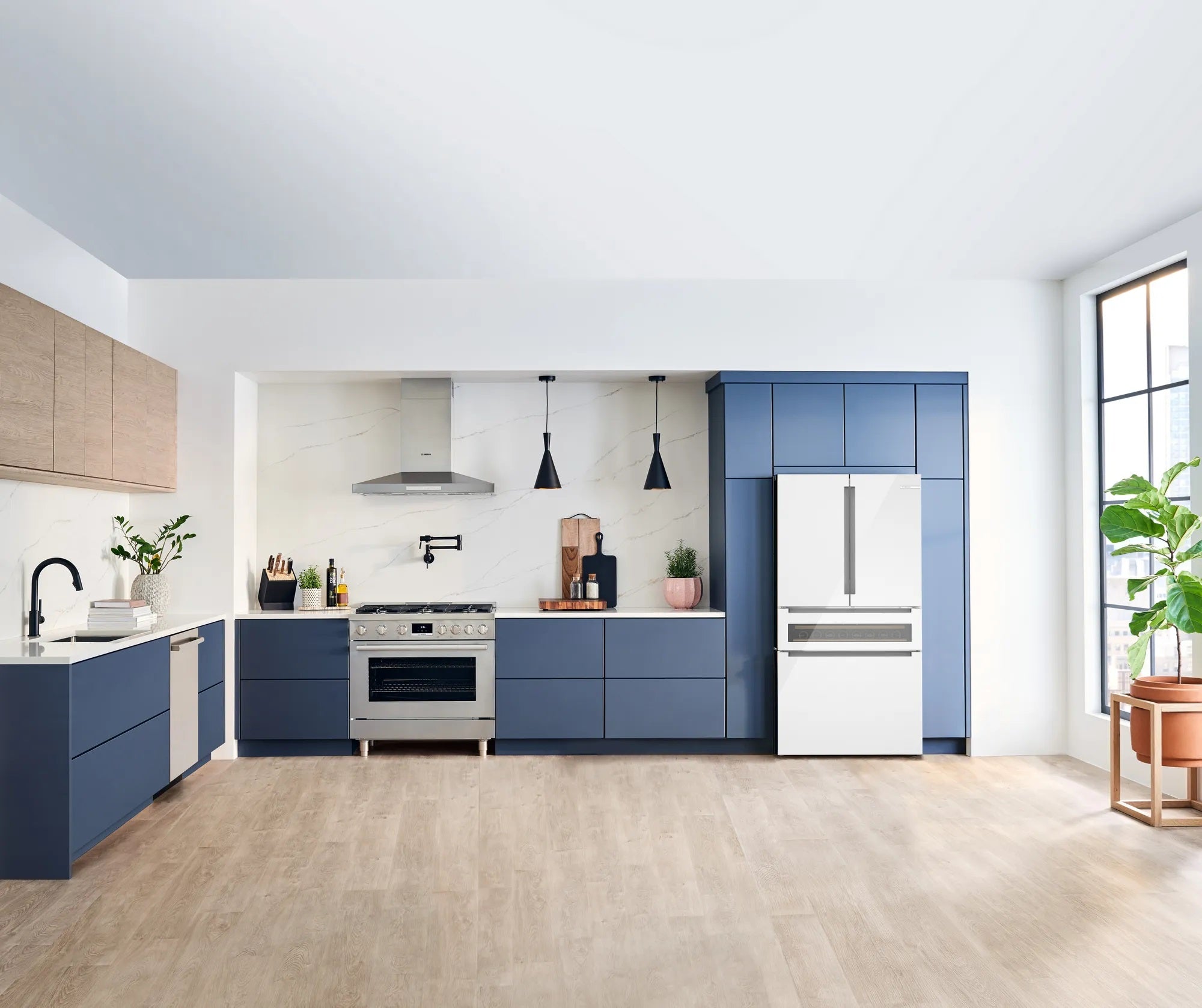 Bosch - 36 Inch 20.5 cu. ft French Door Refrigerator in White - B36CL81ENW