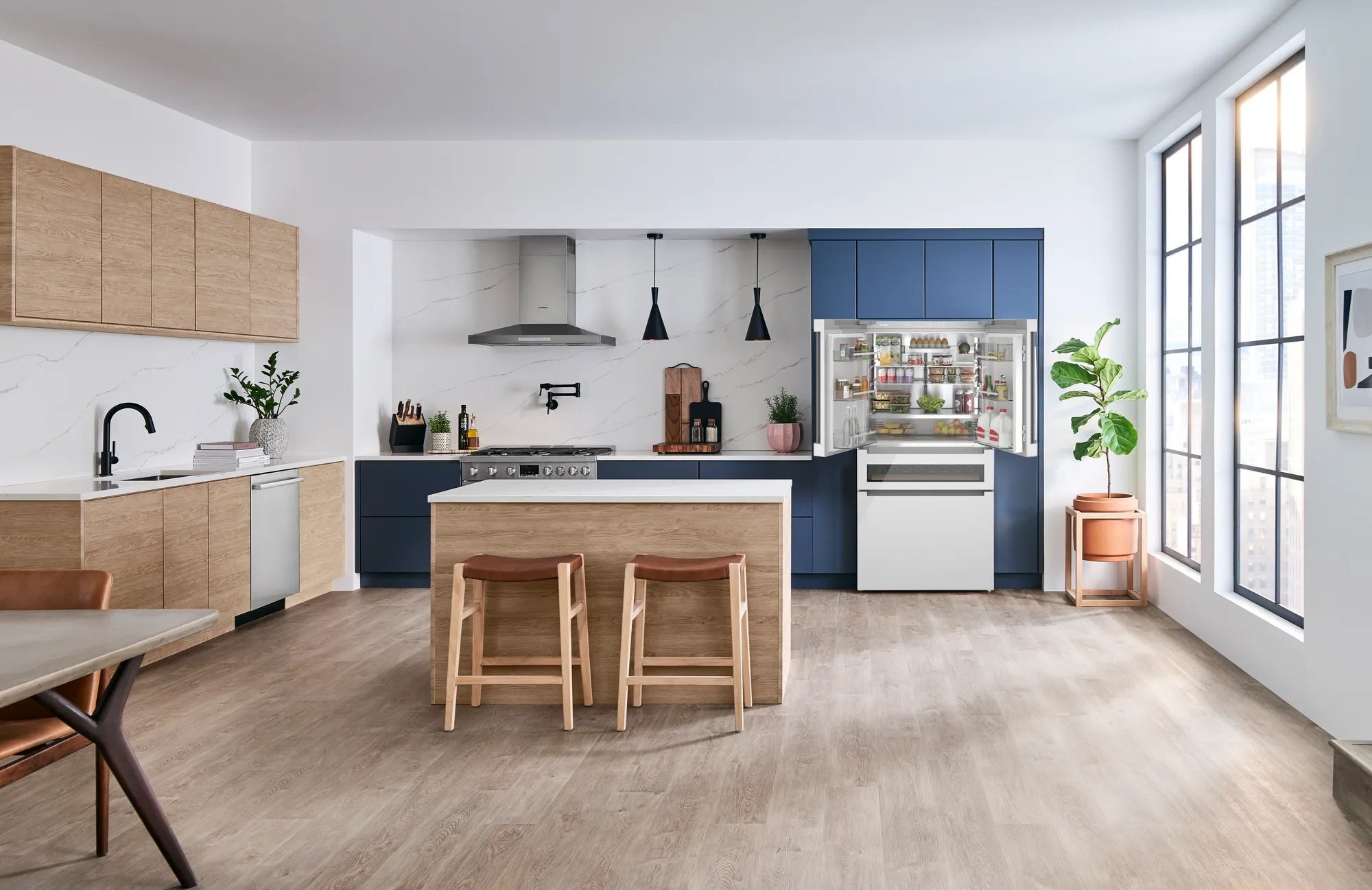 Bosch - 36 Inch 20.5 cu. ft French Door Refrigerator in White - B36CL81ENW