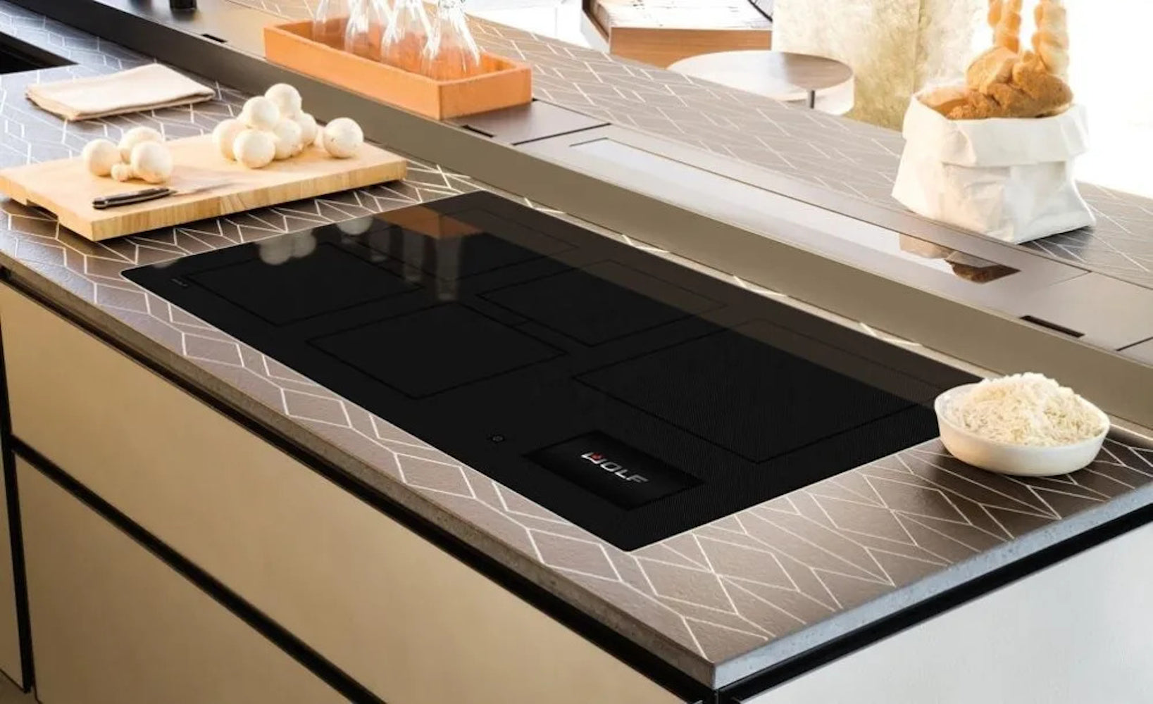 Wolf - 36 Inch Induction Cooktop in Black - CI36560C/B
