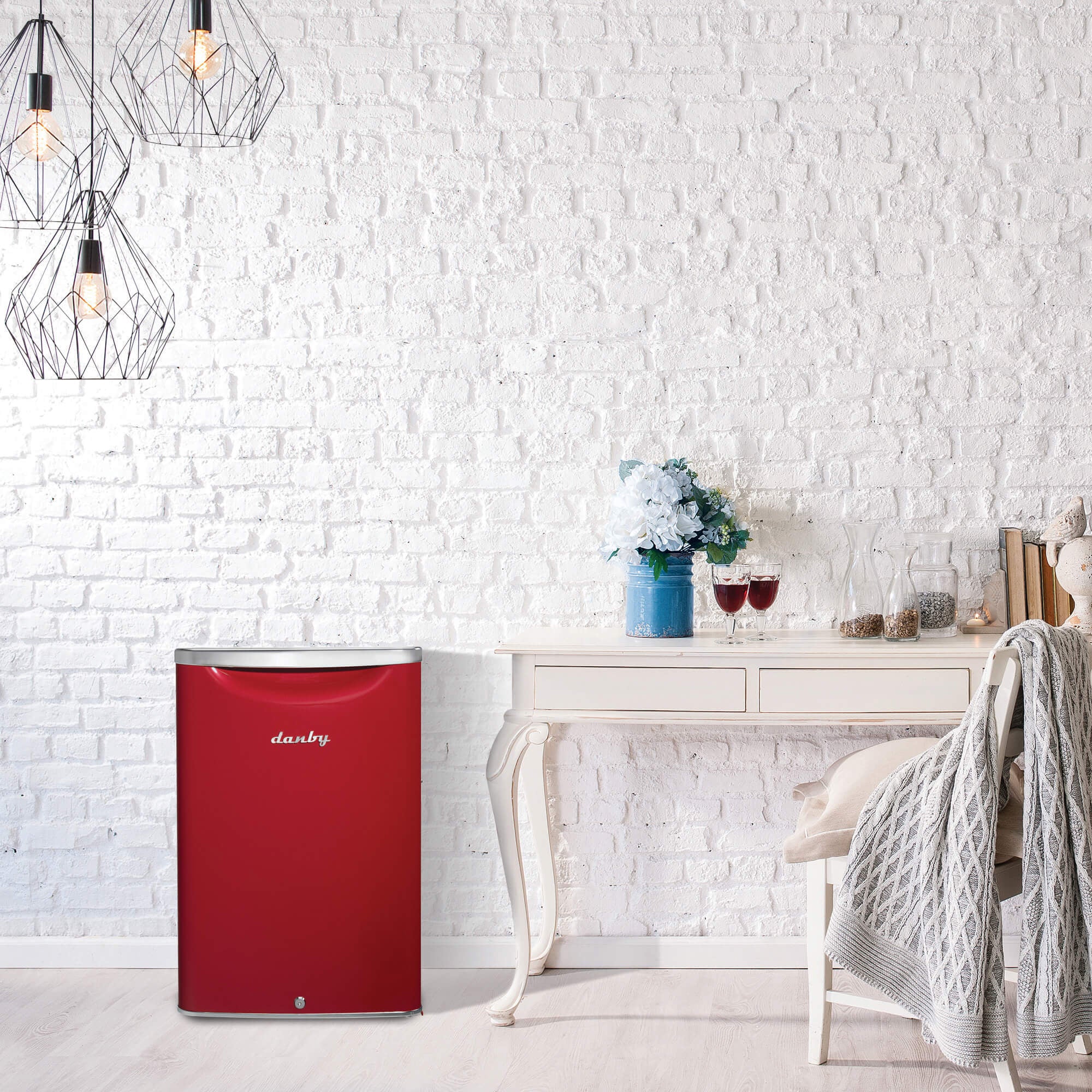 Danby - 17.68 Inch 2.6 cu. ft Mini Fridge Refrigerator in Red - DAR026A2LDB