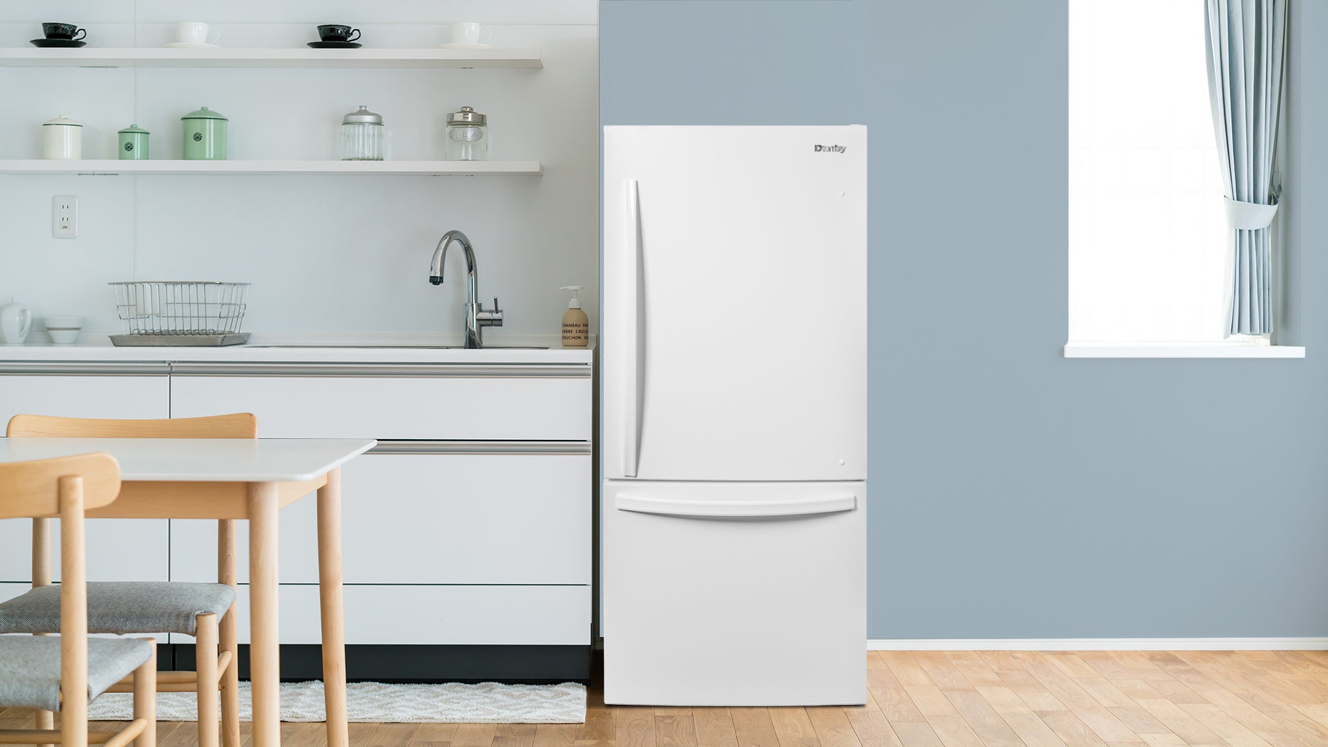 Danby - 29.5 Inch 18.7 cu. ft Bottom Mount Refrigerator in White - DBM187E1WDB