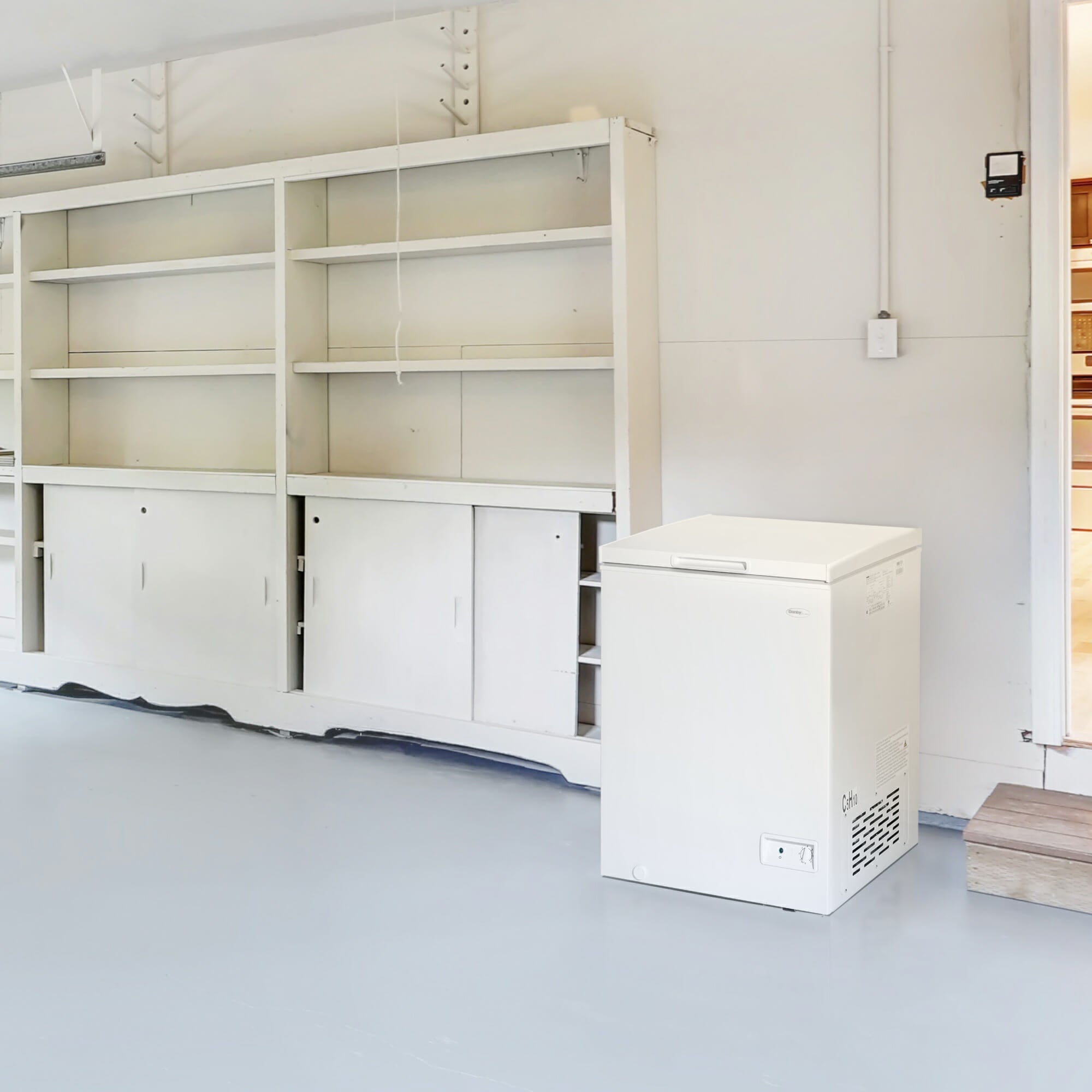 Danby - 5 cu. Ft Chest Freezer in White - DCF050A6WM