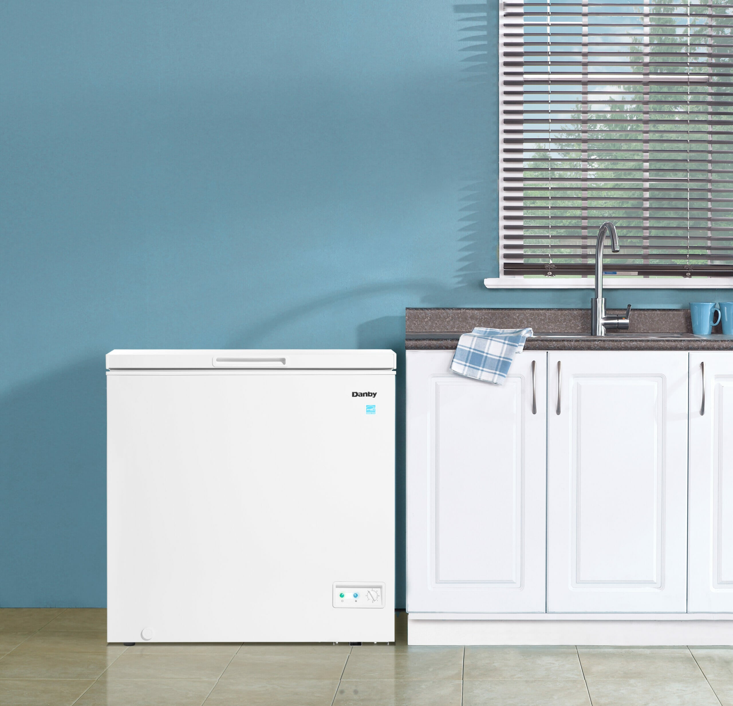 Danby - 7 cu. Ft Chest Freezer in White - DCF070A5WDB