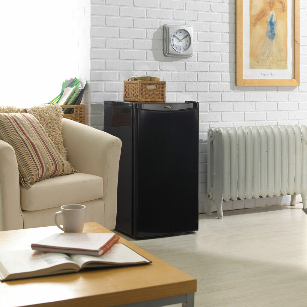 Danby - 17.68 Inch 3.2 cu. ft Mini Fridge Refrigerator in Black - DCR032A2BDD