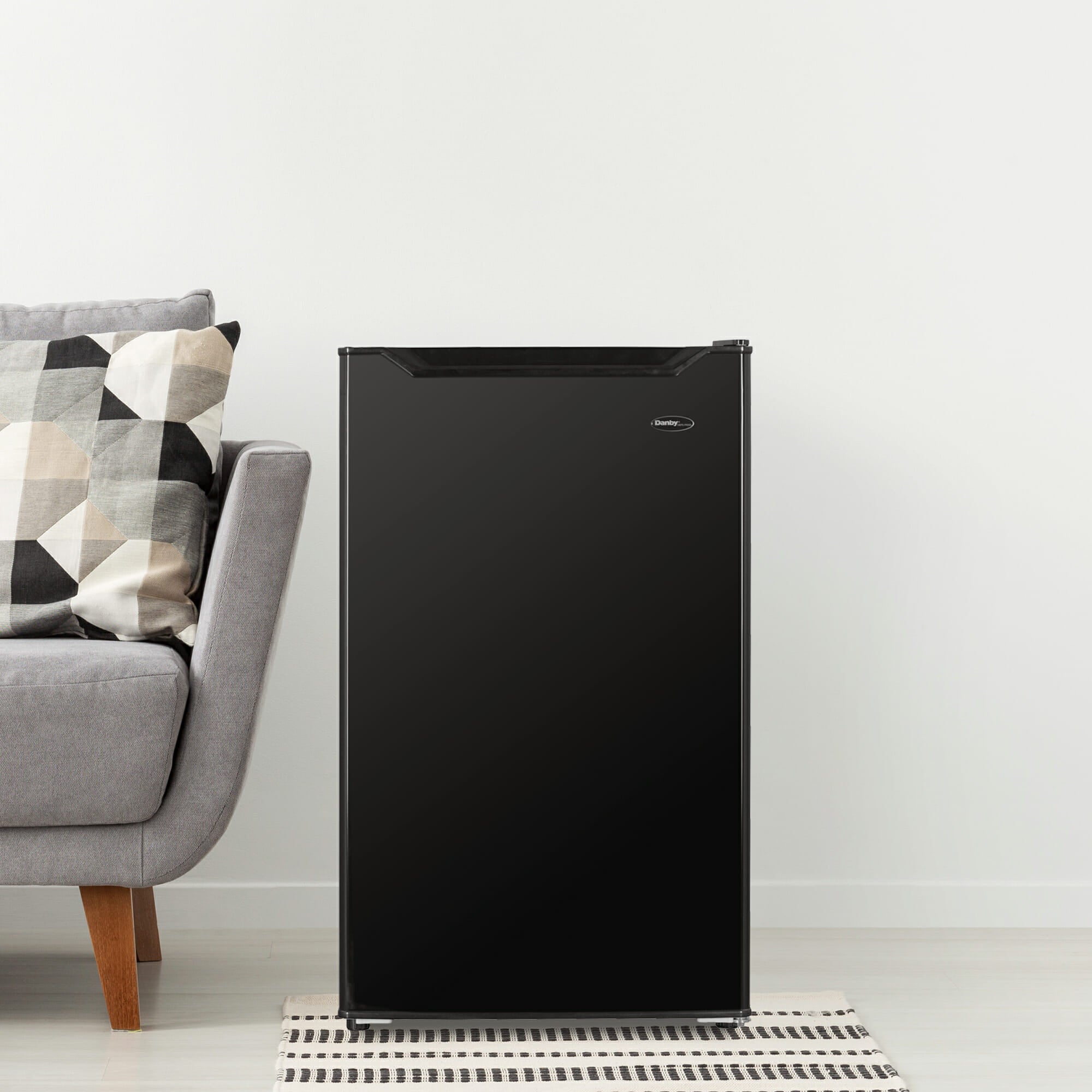Danby - 19.31 Inch 4.4 cu. ft Mini Fridge Refrigerator in Black - DCR044B1BM