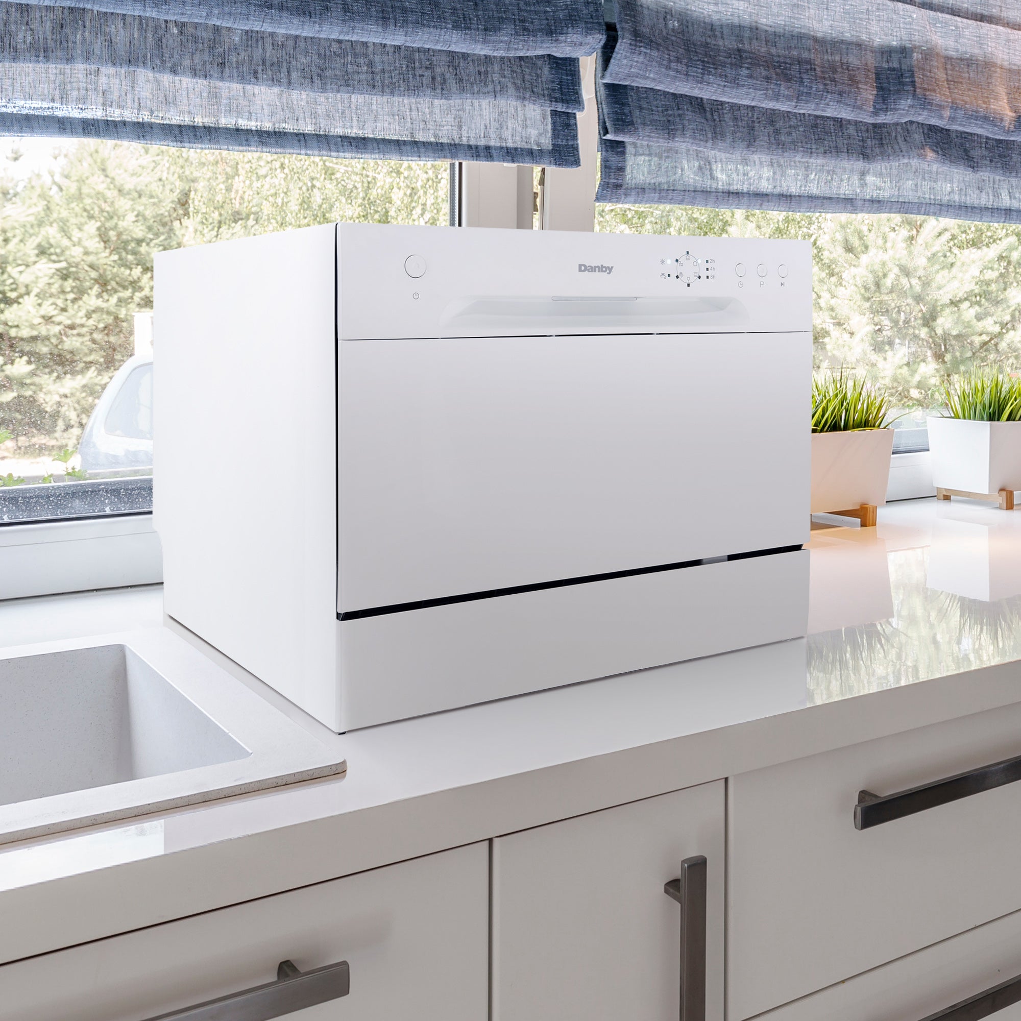 Danby - 52 dBA Compact Dishwasher in White - DDW621WDB