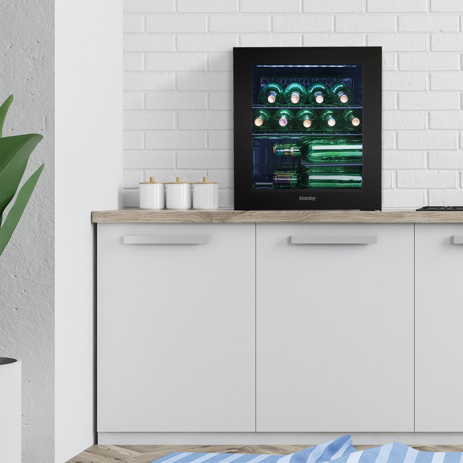 Danby - 17.5 Inch 16 Bottles cu. ft Wine Fridge Refrigerator in Black - DWC018A1BDB