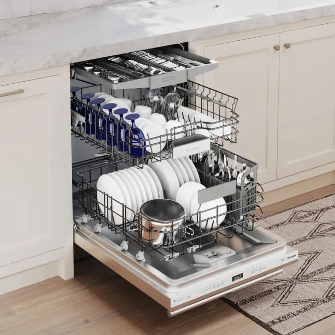 Thermador - 48 dBA Built In Dishwasher With Masterpiece Handle in Stainless - DWHD640EFM
