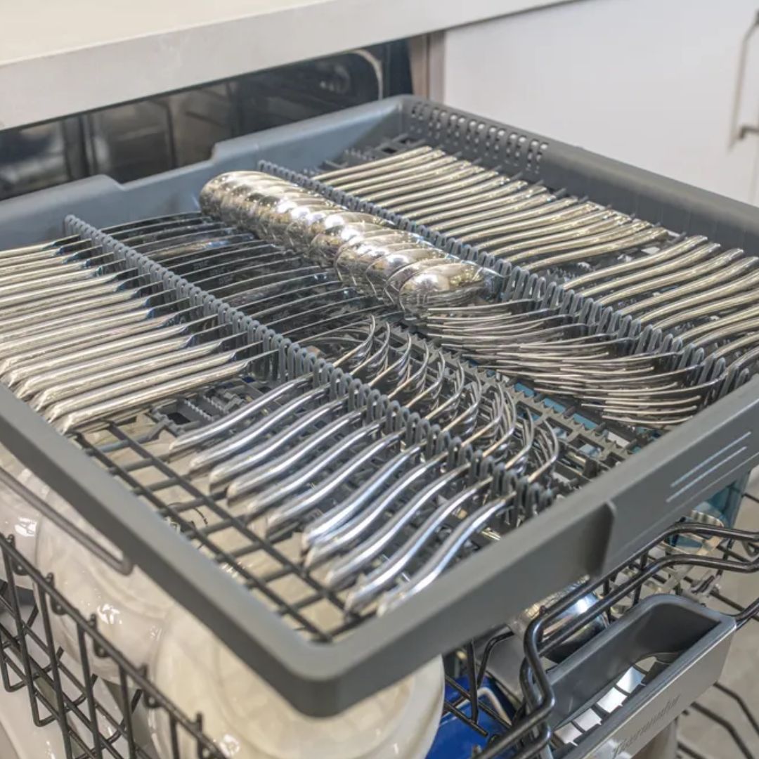 Thermador - 48 dBA Built In Dishwasher With Masterpiece Handle in Stainless - DWHD640EFM