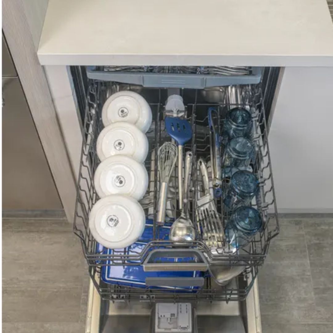 Thermador - 48 dBA Built In Emerald Dishwasher With Professional Handle in Stainless - DWHD640EFP