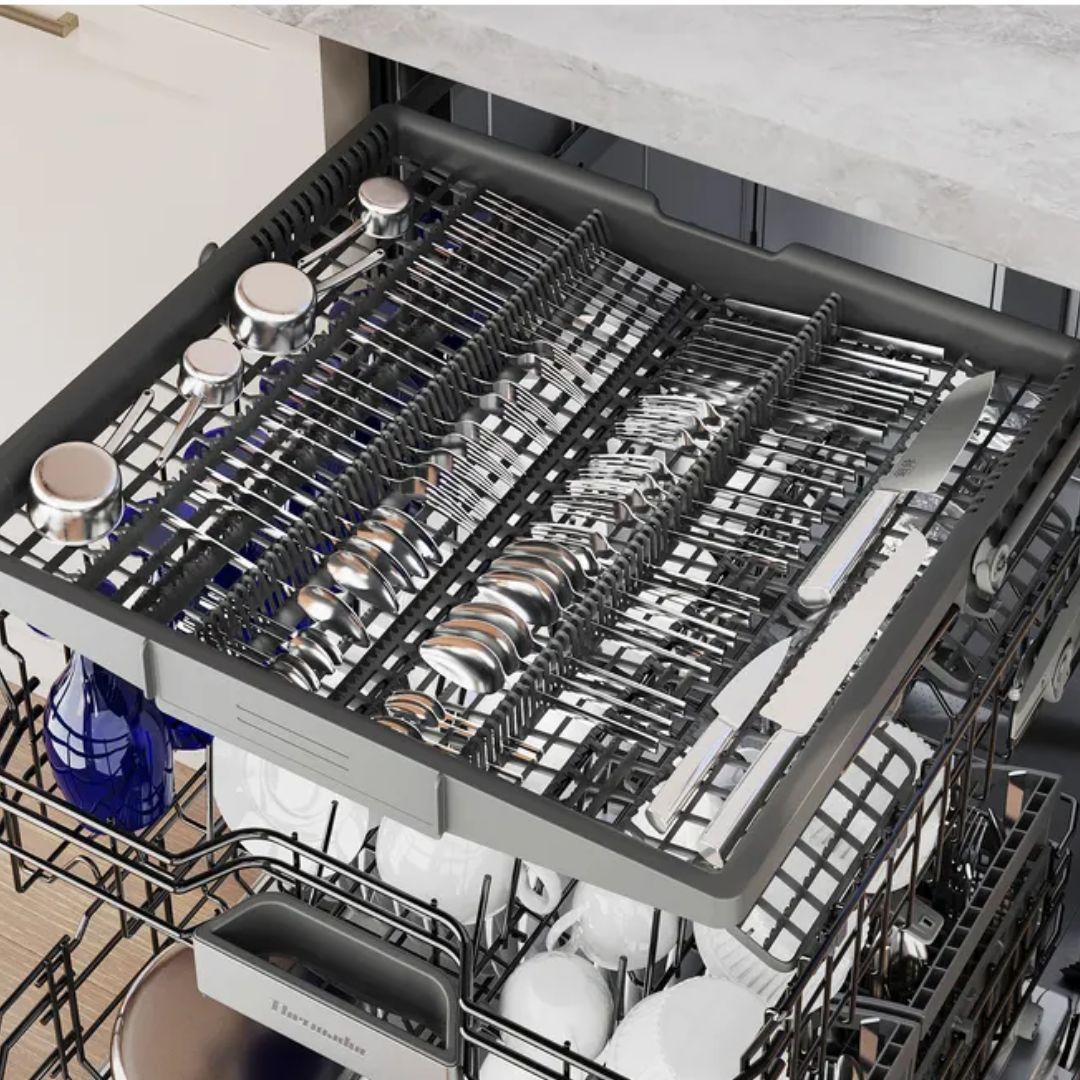 Thermador - 48 dBA Built In Emerald Dishwasher With Professional Handle in Stainless - DWHD640EFP