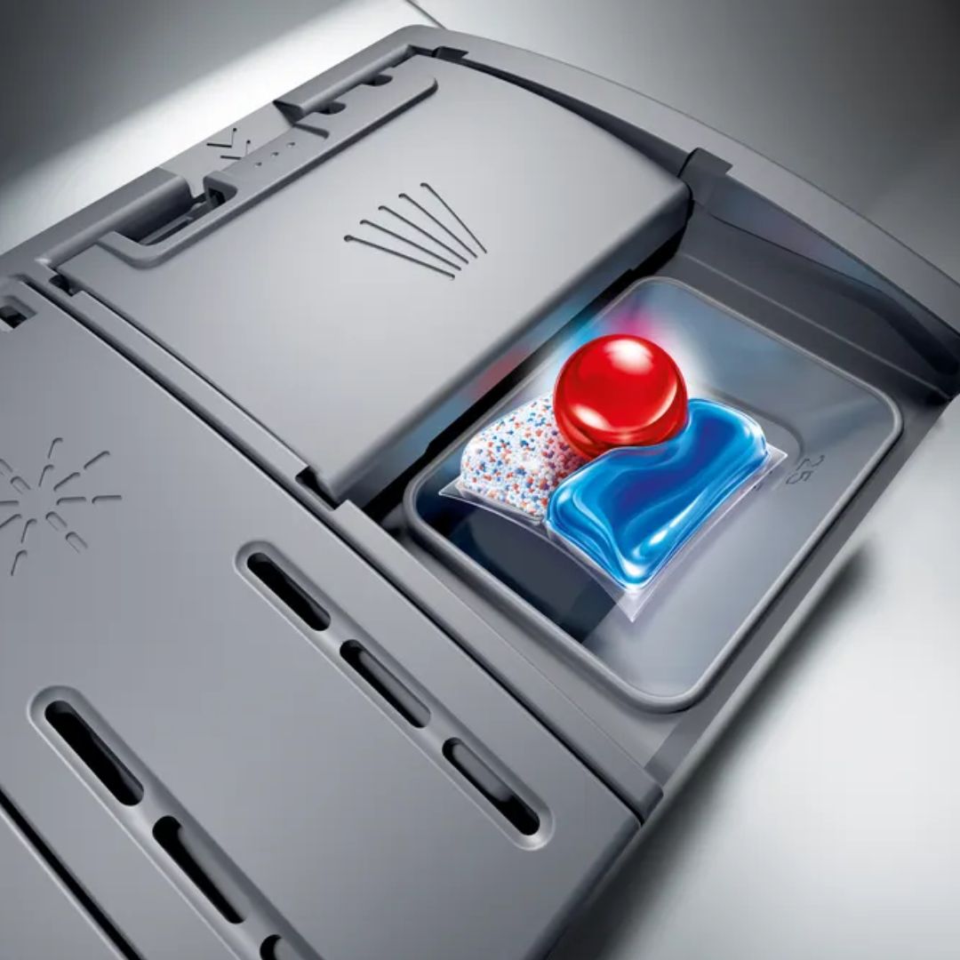 Thermador - 44 dBA Built In Dishwasher With Professional Handle in Stainless - DWHD660EFP