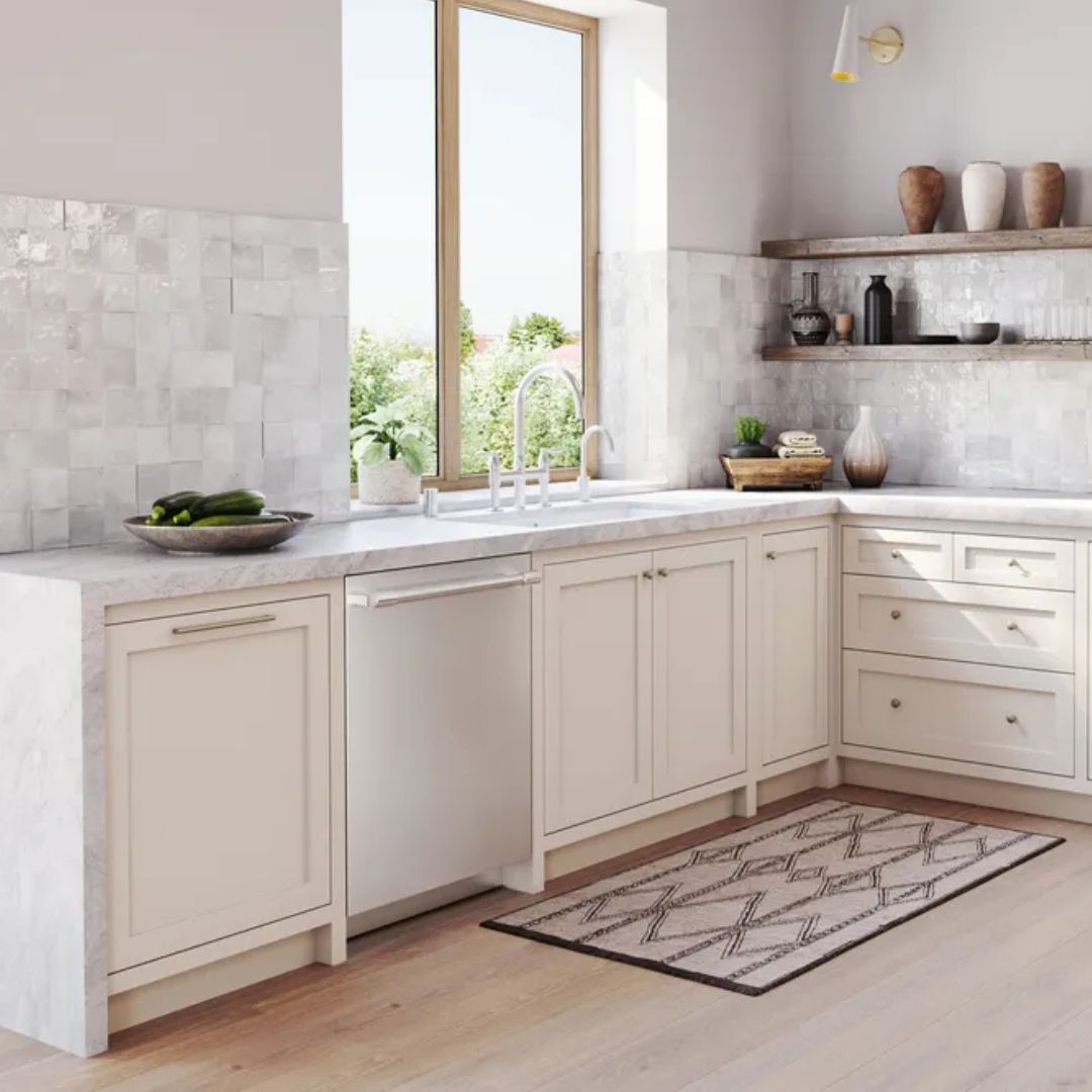 Thermador - 44 dBA Built In Dishwasher With Professional Handle in Stainless - DWHD660EFP