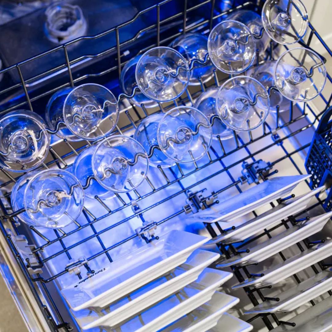 Thermador - 42 dBA Built In Dishwasher With Masterpiece Handle in Stainless - DWHD661EFM