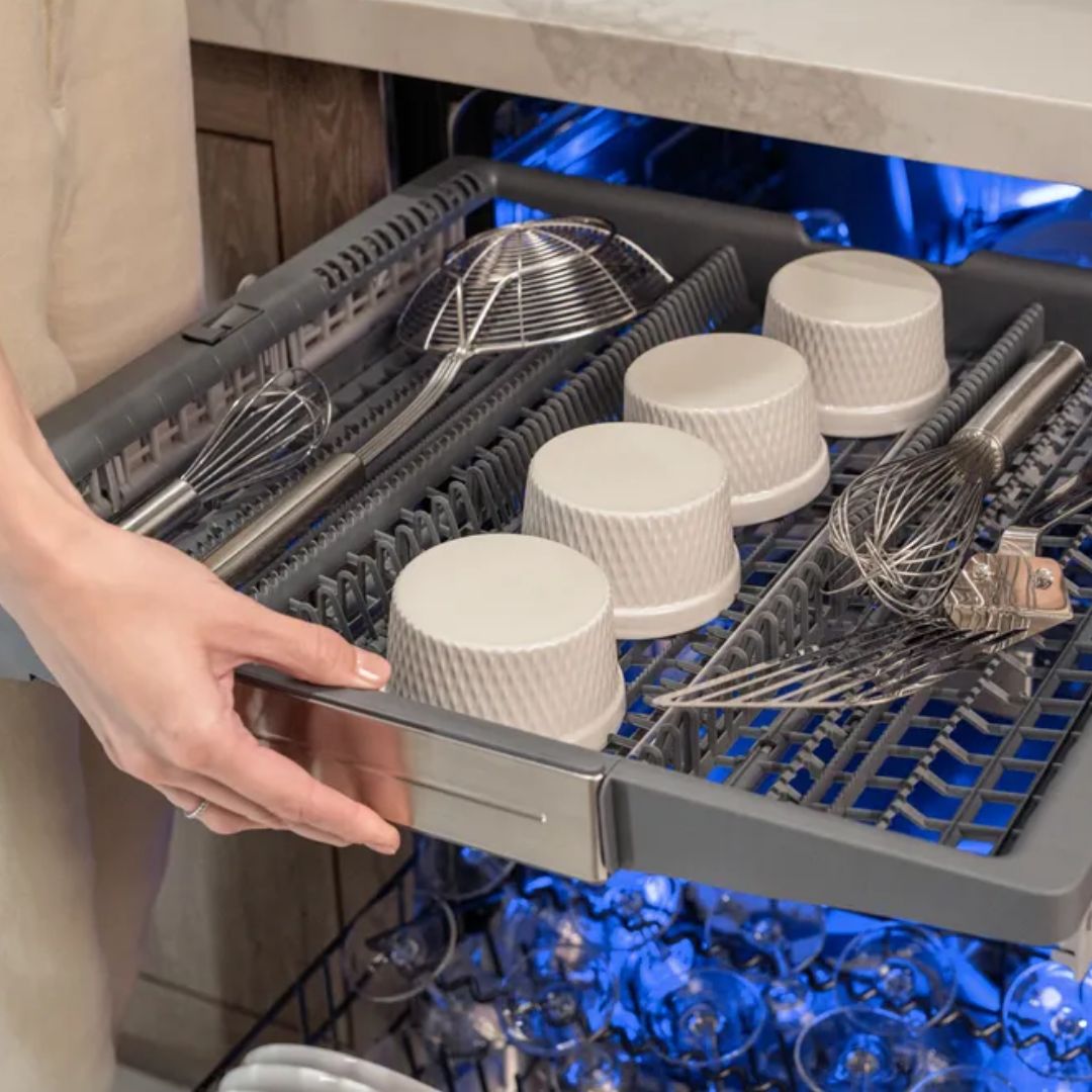 Thermador - 42 dBA Built In Dishwasher With Masterpiece Handle in Stainless - DWHD661EFM