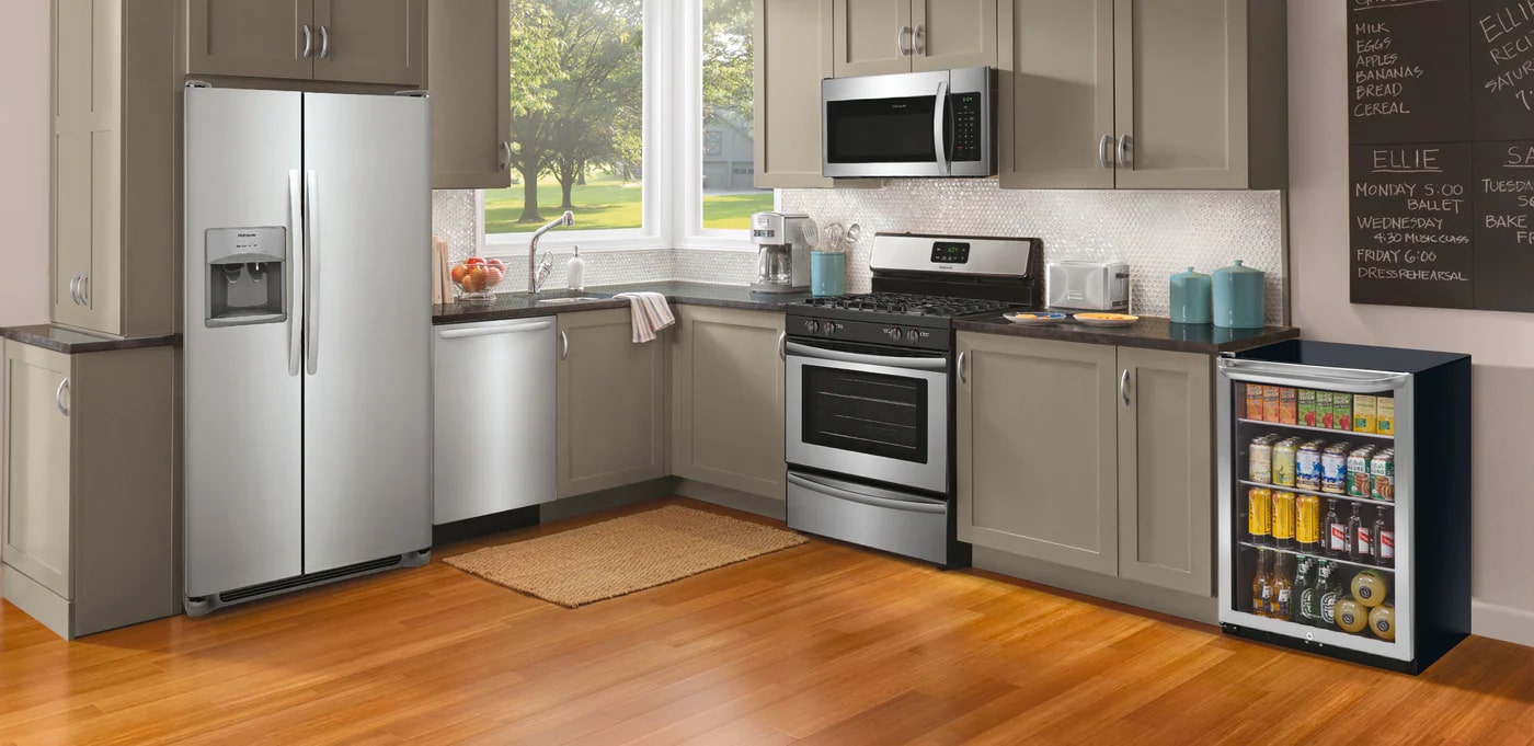 Frigidaire- 21.5 Inch 4.6 cu. ft Beverage Centre Refrigerator in Stainless - FRYB4623AS