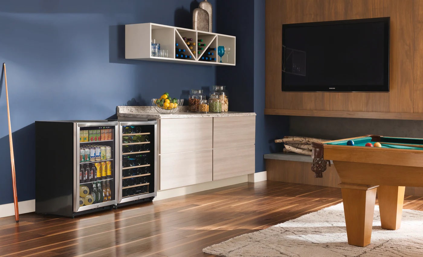 Frigidaire- 21.5 Inch 4.6 cu. ft Beverage Centre Refrigerator in Stainless - FRYB4623AS