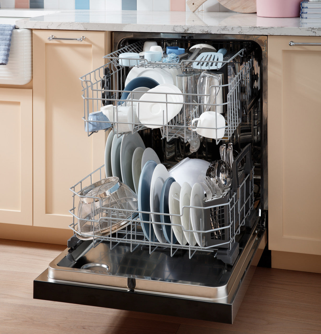 GE - 47 dBA Built In Dishwasher in Stainless - GDF650SYVFS