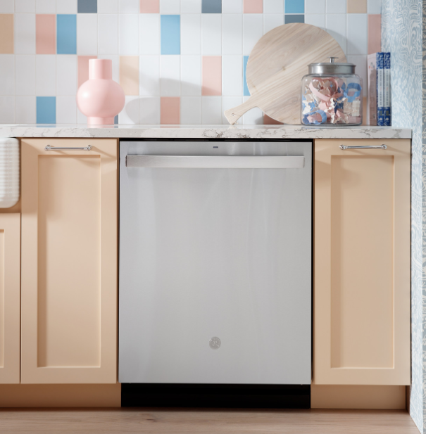 GE - 47 dBA Built In Dishwasher in Stainless - GDT650SYVFS