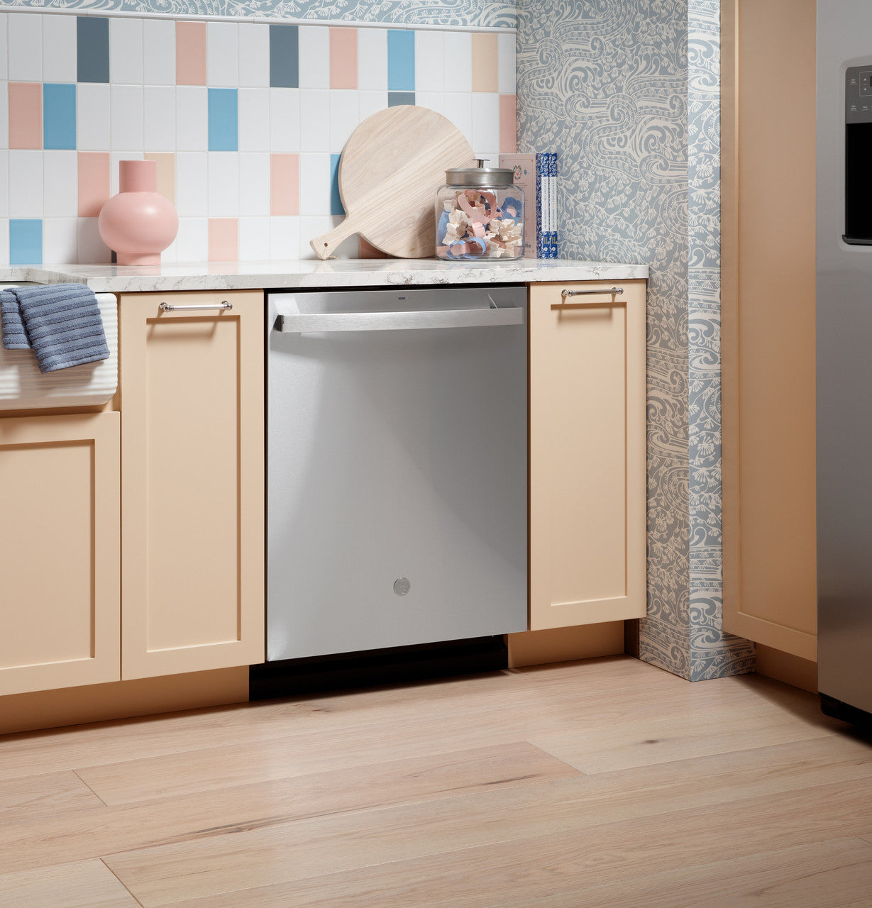 GE - 45 dBA Built In Dishwasher in Grey - GDT670SMVES