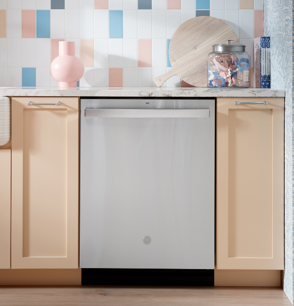 GE - 45 dBA Built In Dishwasher in Stainless - GDT670SYVFS