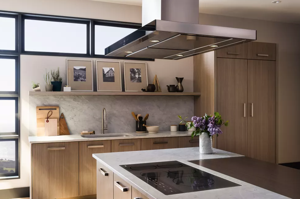 Sub Zero - 24 Inch 12.9 cu. ft Built In / Integrated Refrigerator in Stainless (Premium Floor Model) - IC-24RLH