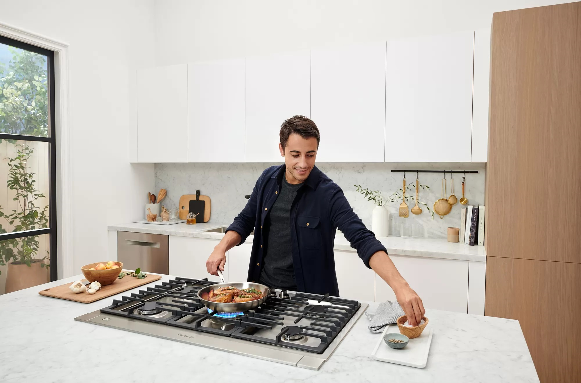 Bosch - 37 Inch Gas Cooktop in Stainless - NGM8659UC