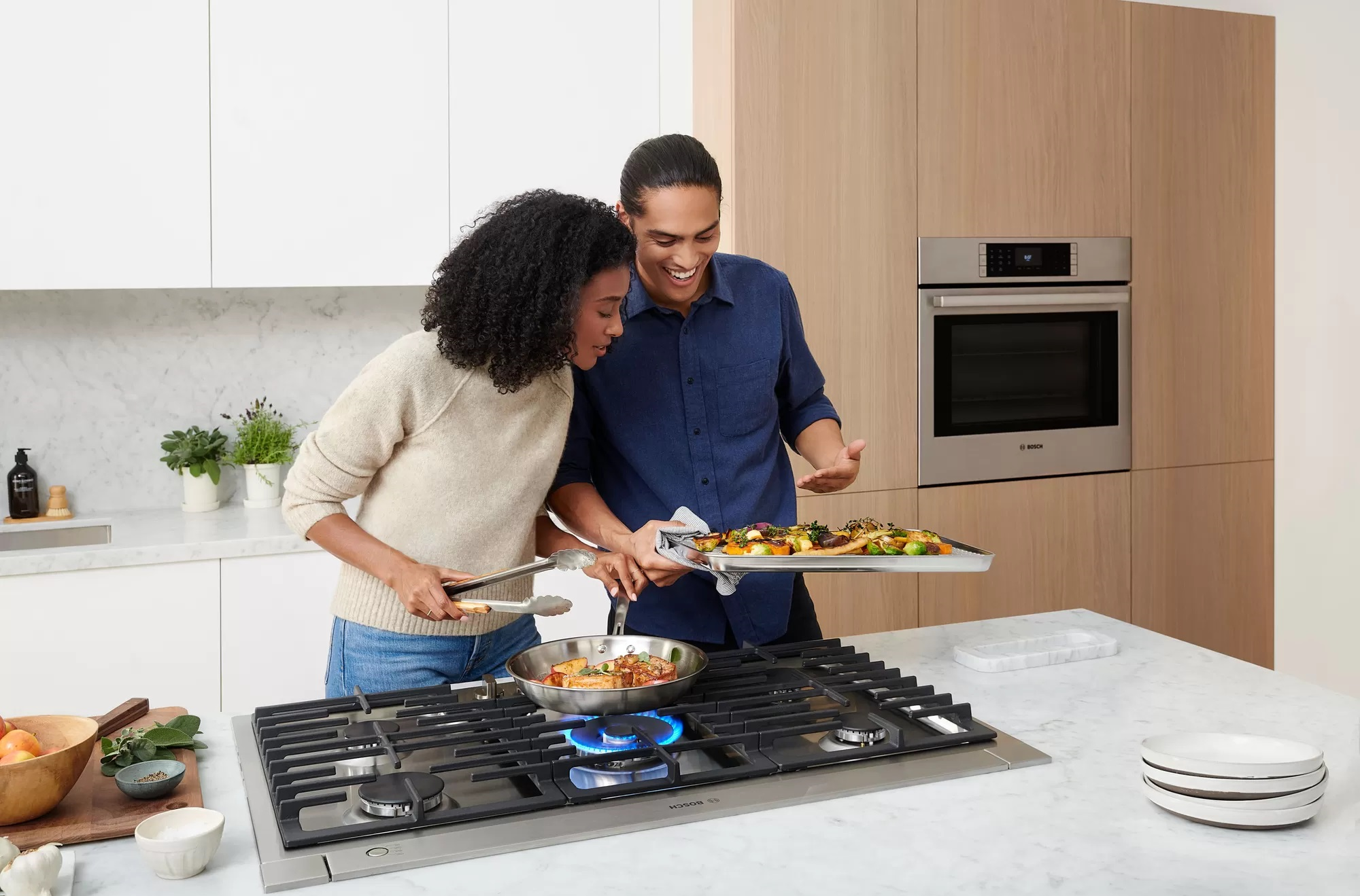 Bosch - 37 Inch Gas Cooktop in Stainless - NGM8659UC