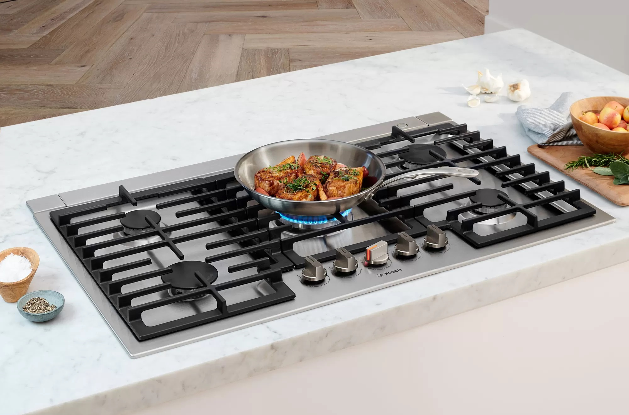 Bosch - 37 Inch Gas Cooktop in Stainless - NGM8659UC