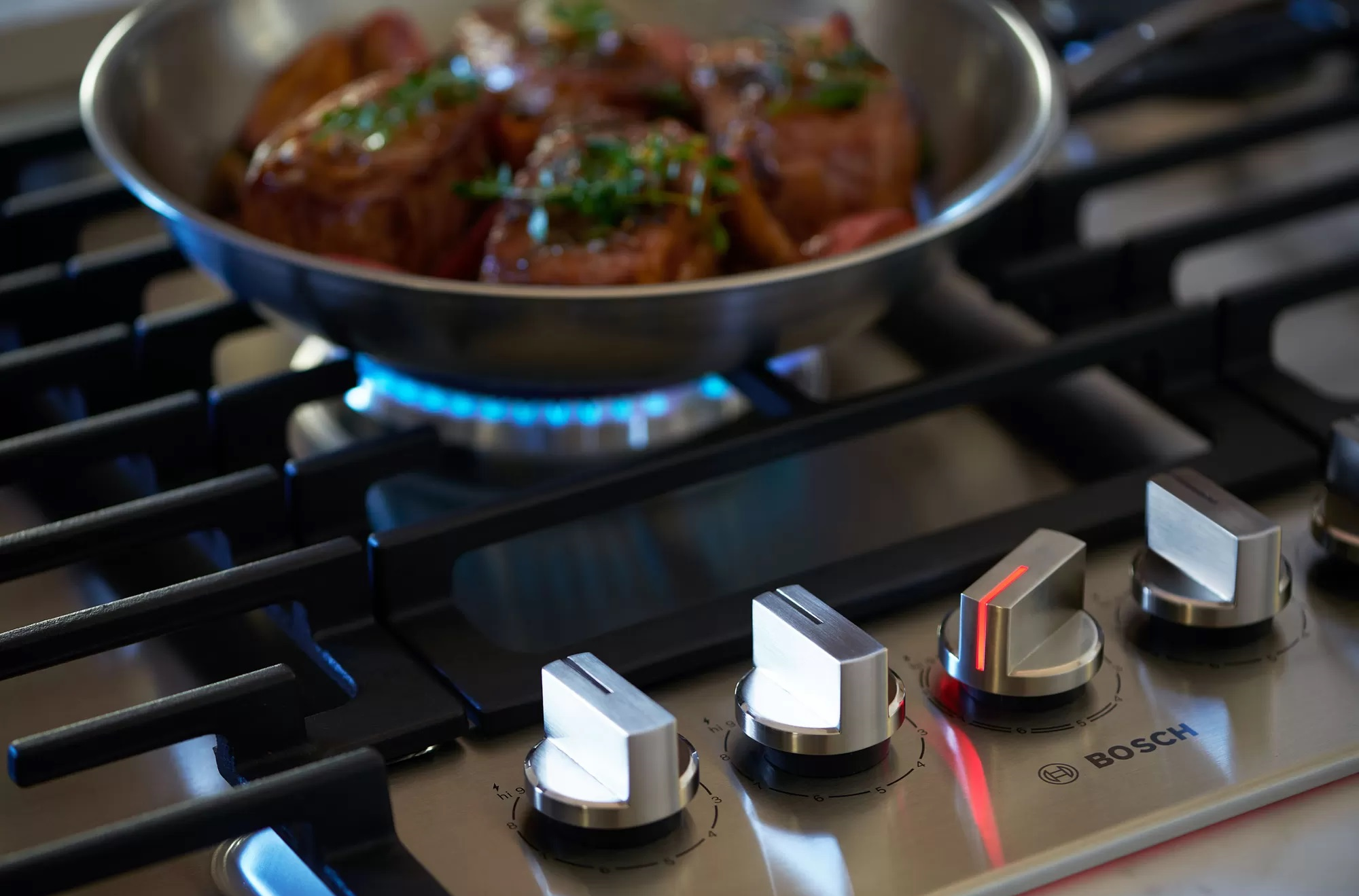 Bosch - 37 Inch Gas Cooktop in Stainless - NGM8659UC