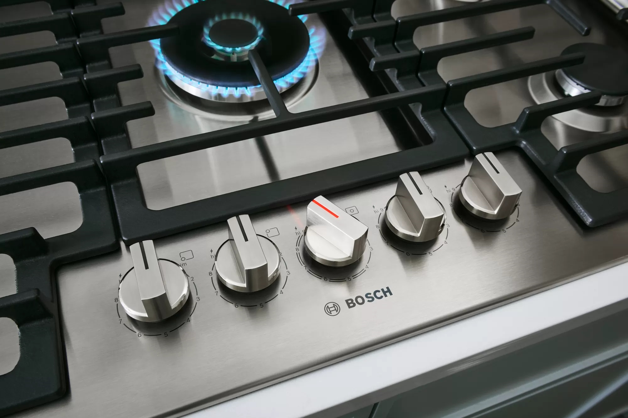 Bosch - 37 Inch Gas Cooktop in Stainless - NGM8659UC