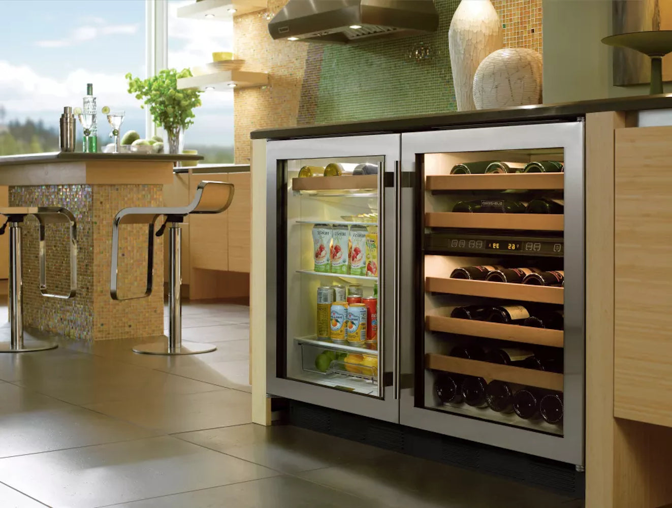 Sub Zero - 23.6 Inch 6 cu. ft Undercounter Beverage Centre Refrigerator in Stainless - UC-24BG/S/THLH