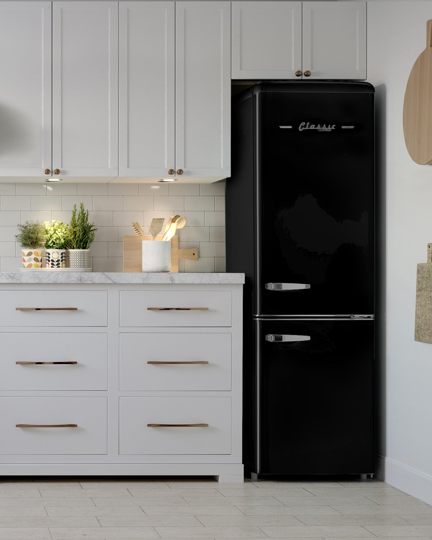 Unique Appliances - 21.6 Inch 7 cu. ft Bottom Mount Refrigerator in Midnight Black - UGP-215L B AC