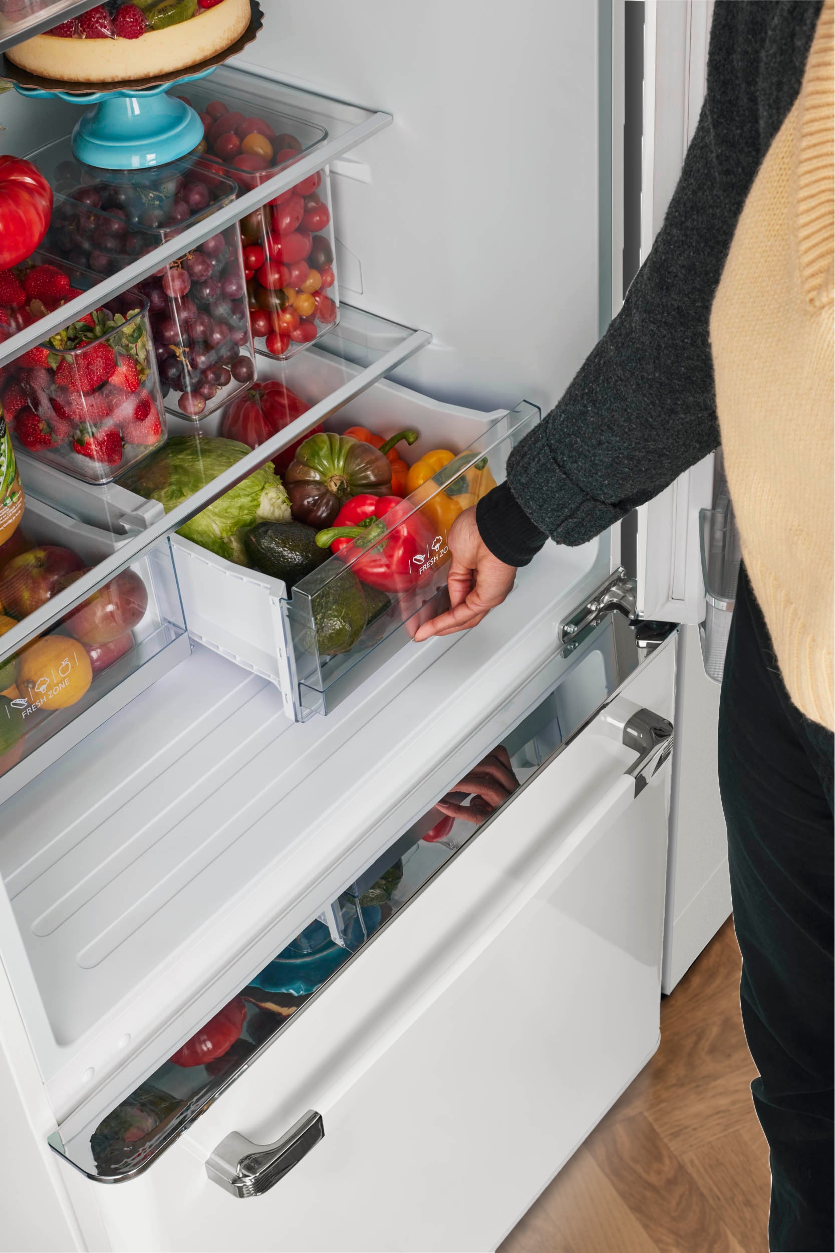 Unique Appliances - 30 Inch 18 cu. ft Bottom Mount Refrigerator in Marshmallow White - UGP-510L W AC