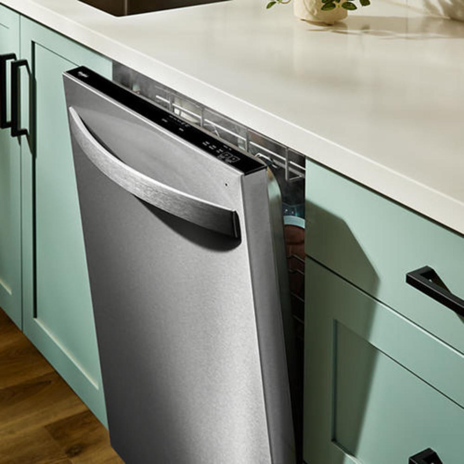 Whirlpool - 47 dBA Built In Dishwasher in Fingerprint Resistant Black Stainless Steel - WDTS8024SZ