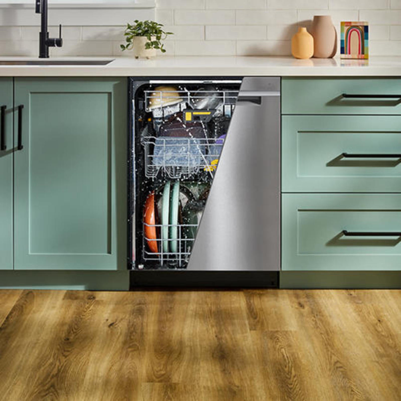 Whirlpool - 47 dBA Built In Dishwasher in Fingerprint Resistant Black Stainless Steel - WDTS8024SZ