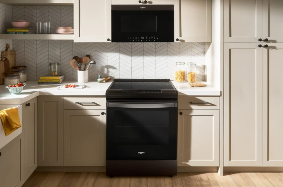 Whirlpool - 6.4 cu. ft Induction Range in Black - WSIS5030RV