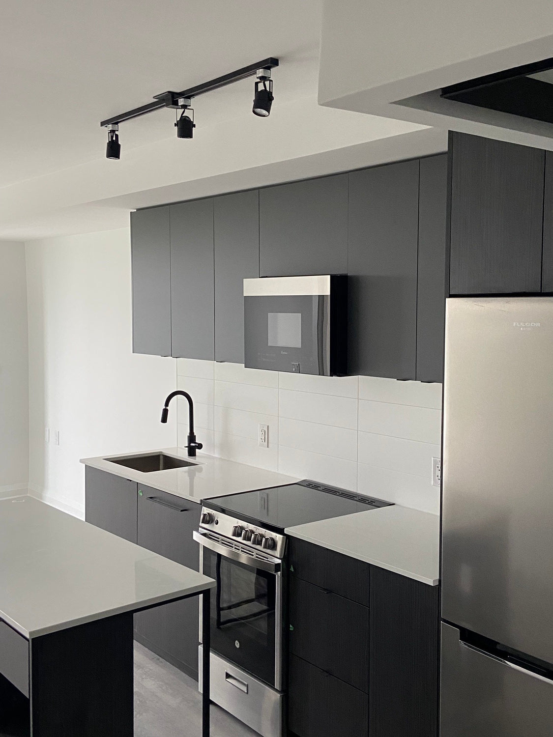 Cyclone - 1.4 cu. Ft Over the range Microwave in Black - CM24M365BB