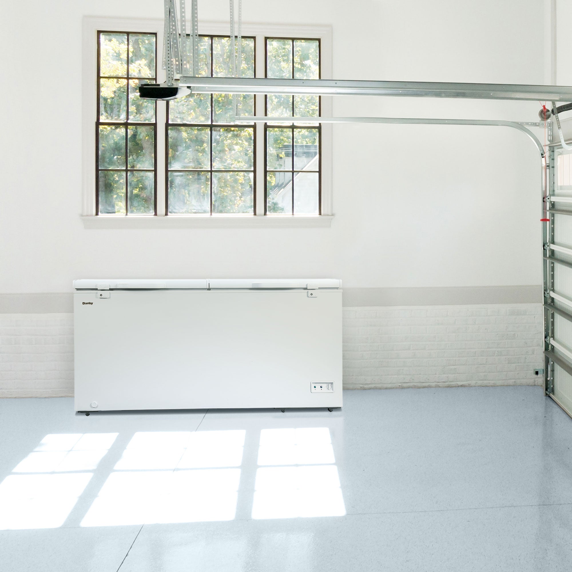 Danby - 21 cu. Ft Chest Freezer in White - DCFM210A1WDB