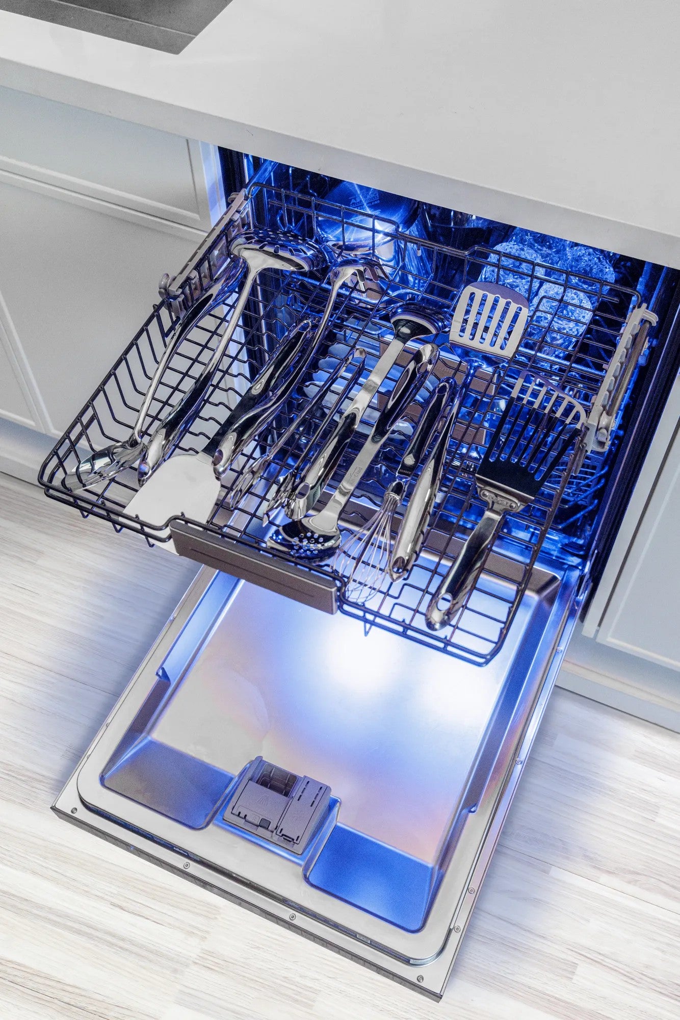 Thermador - 42 dBA Built In Dishwasher in Stainless - DWHD770CFP
