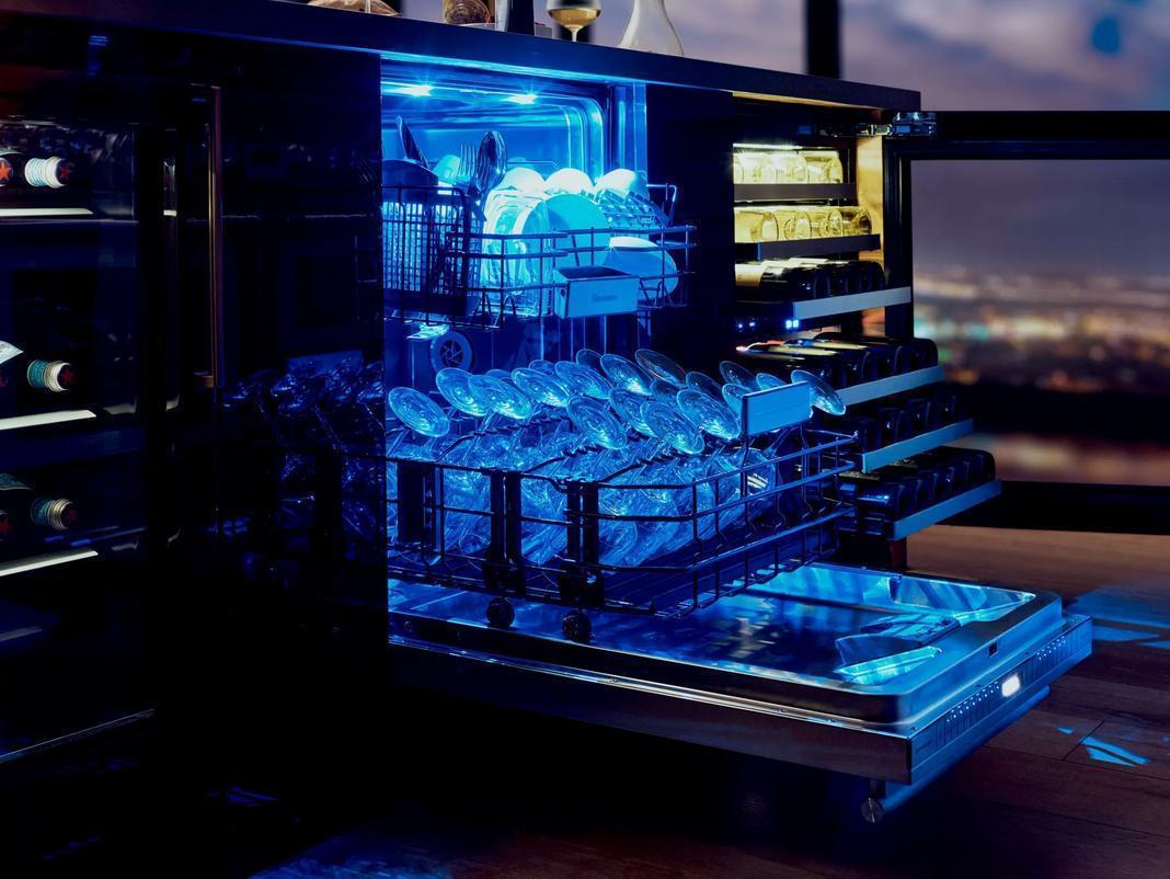 Thermador - 44 dBA Built In Dishwasher in Stainless - DWHD771WFP