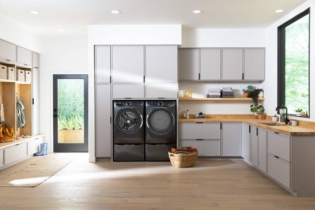 Electrolux - 5.2 cu. Ft Front Load Washer in Titanium - ELFW7637BT