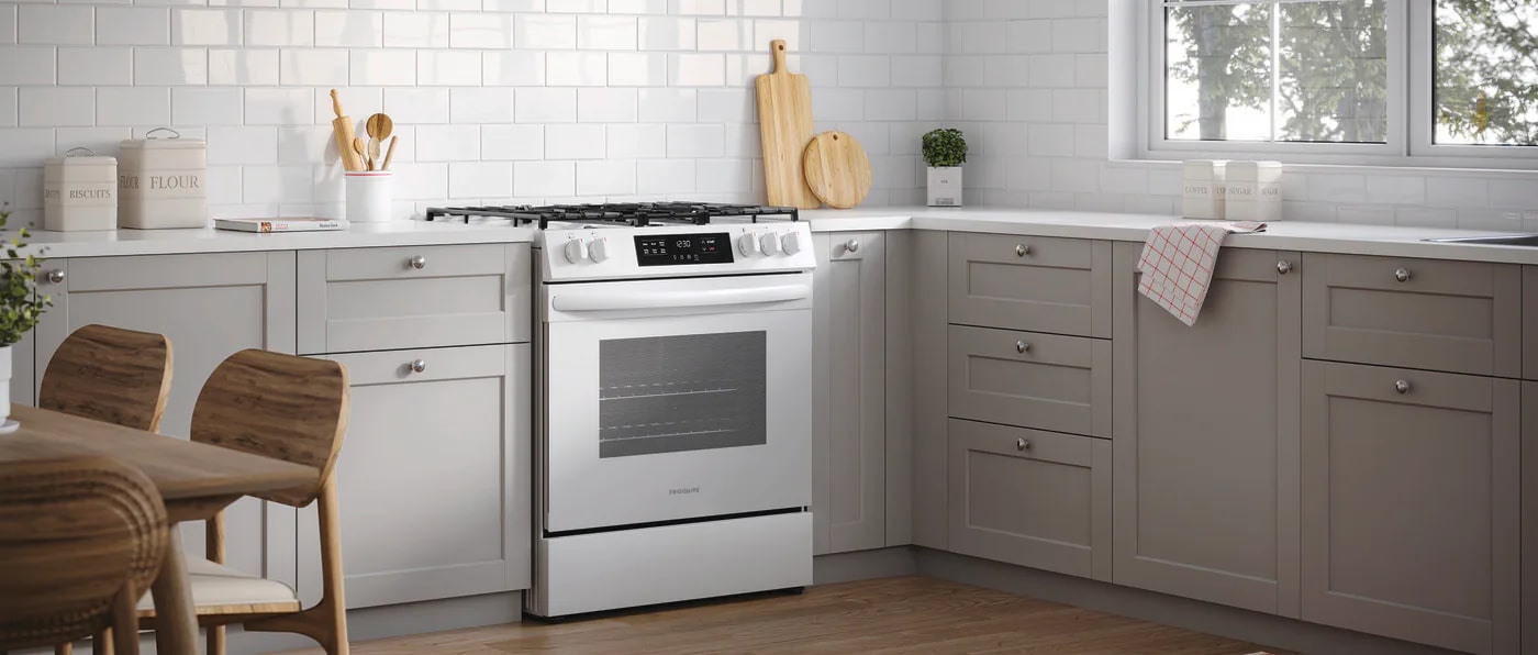 Frigidaire - 5.1 cu. ft Gas Range in White - FCFG3062AW