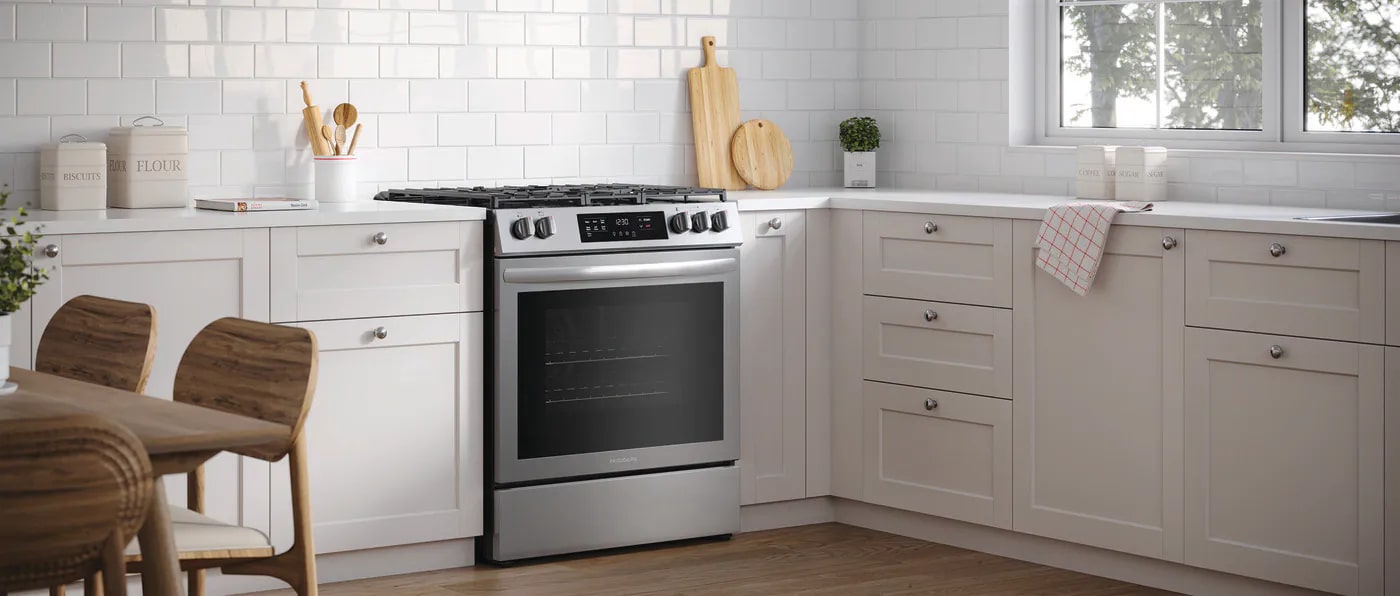 Frigidaire - 5.1 cu. ft Gas Range in Stainless - FCFG3083AS
