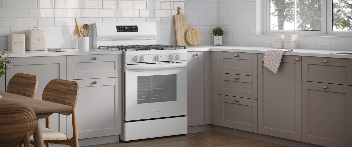 Frigidaire - 30 Inch 5.1 cu. ft Gas Range in White - FCRG3062AW