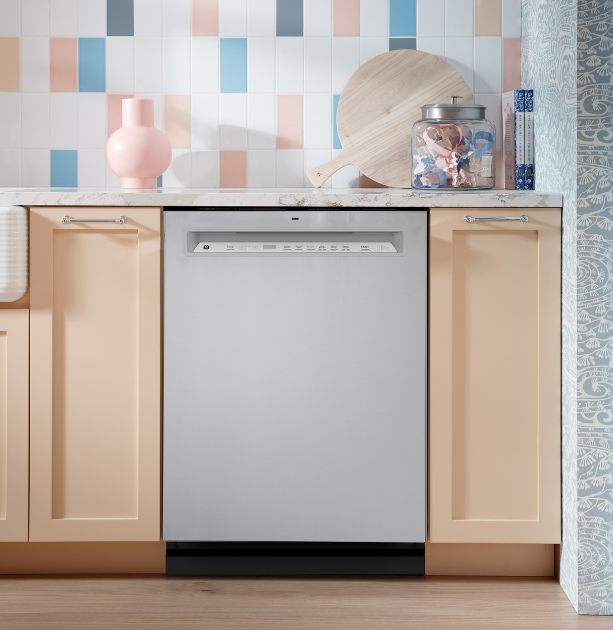 GE - 45 dBA Built In Dishwasher in Stainless - GDF670SYVFS