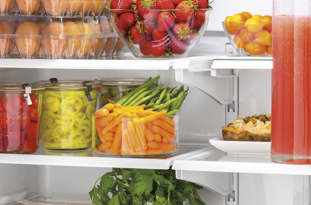 GE - 32.75 Inch 18.6 cu. ft French Door Refrigerator in White - GWE19JGLWW