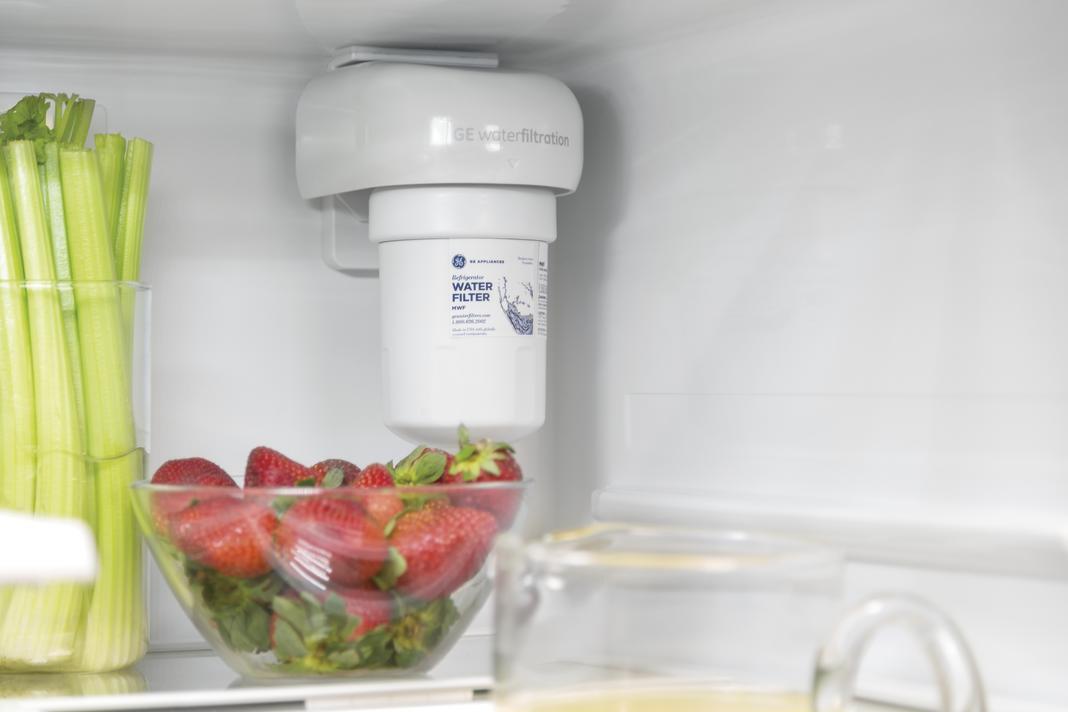 GE - 32.75 Inch 18.6 cu. ft French Door Refrigerator in White - GWE19JGLWW